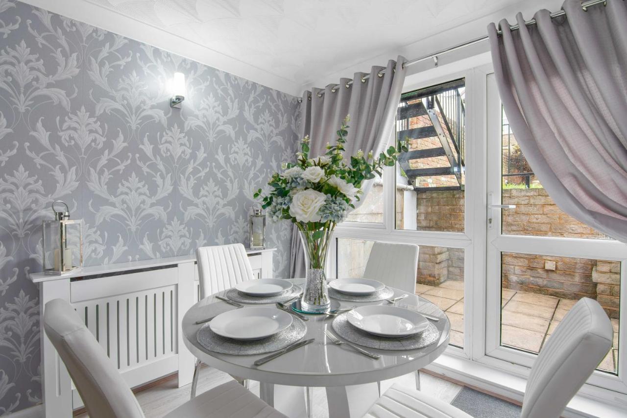 The Roost Group - Stylish Apartments Грейвсенд Экстерьер фото